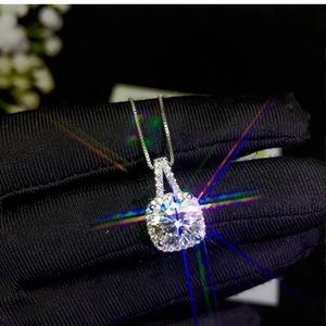 Reserved emspreloved 1 Ct Diamond Cz pendant necklace chAin new